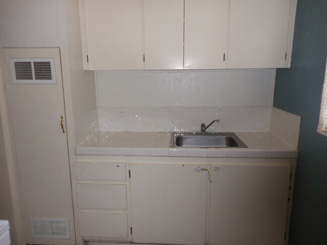 Building Photo - 701 W Yandell Dr