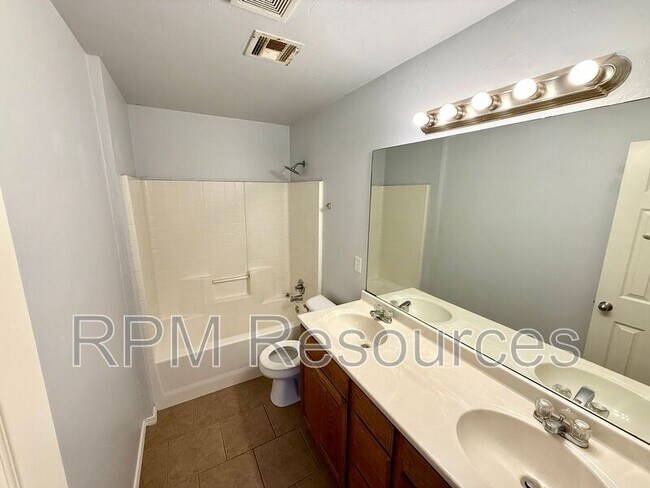 Building Photo - 520 S Castle Ridge Ln