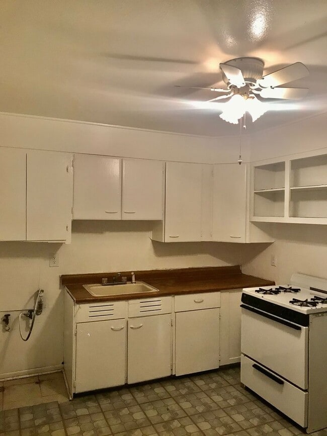 Building Photo - 2 Bedroom, 1 Bathroom Home in North Amarillo!