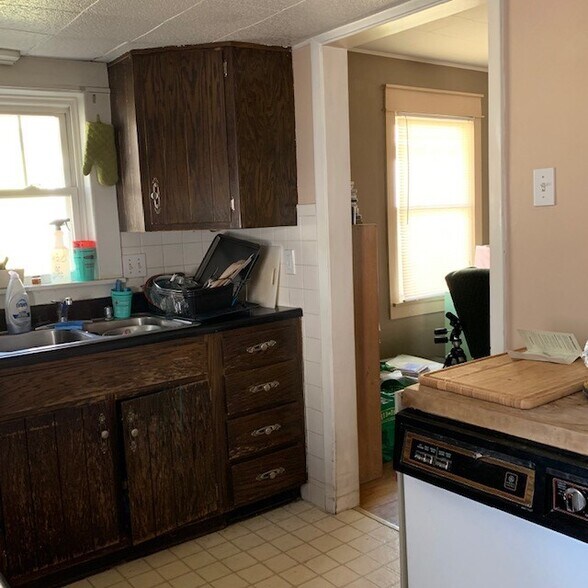 Dishwasher - 209 E Vermilya Ave