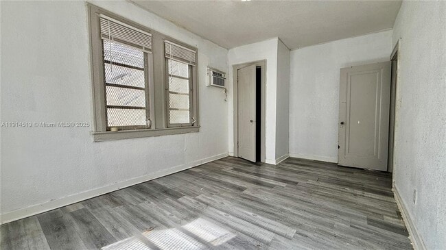 Building Photo - 444 SW 10th Ave