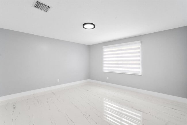 Building Photo - 5233 SW 155th Way