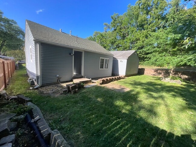 Building Photo - 2 bedroom with amazing yard!