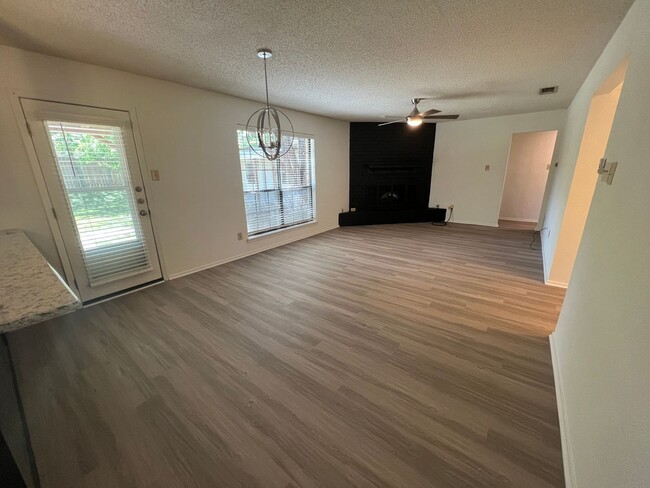 Building Photo - Single Family Home *LEASING SPECIAL AVAILA...