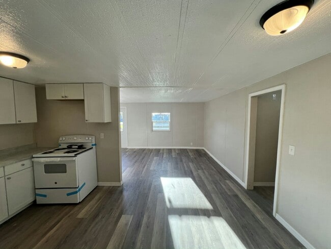 Building Photo - 2 Tower Manor Cir E