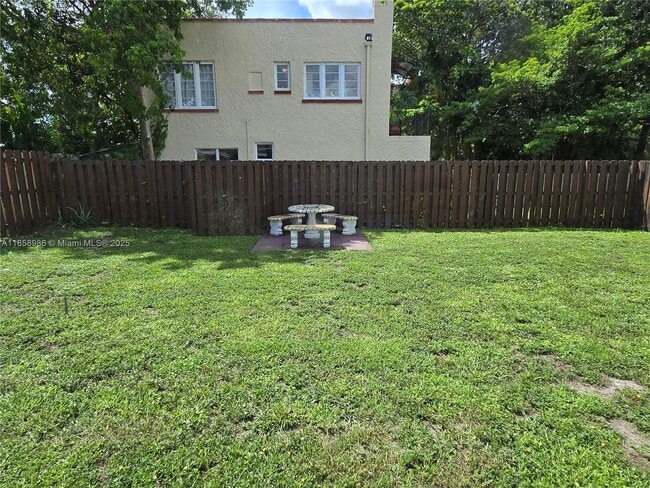Building Photo - $3,100MONTHLY;35 SW 7TH ST #2 HALLENDALE B...