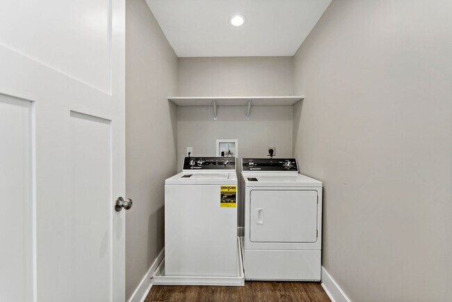 Building Photo - $1,000 MOVE-IN CREDIT!