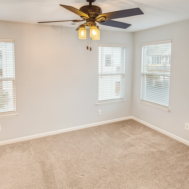 Building Photo - 635 Grove Cir