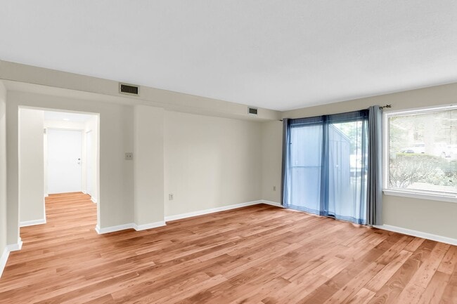 Building Photo - Charming First Floor Condo Available for Rent