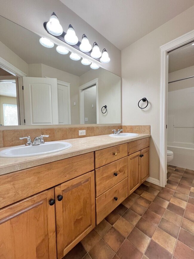 Building Photo - 5 Bed 3 Bath Bridge Tower Beauty