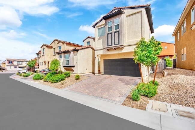 Building Photo - ADORABLE 4 BEDROOM HOME NEAR HOLLYWOOD & E SAHARA!