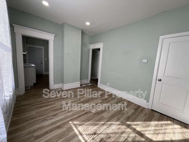 Building Photo - 1347 E Livingston Ave