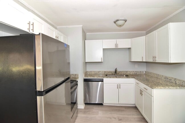 Building Photo - Don't miss this 3-bedroom, 2-bath home that is available now!