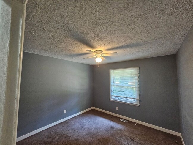 Building Photo - New Listing