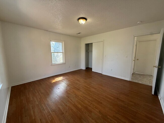 Building Photo - Large Open Floor Plan. 2 Bedroom and 1 Bathroom