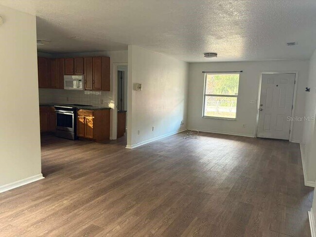 Building Photo - 548 E Walts Ave