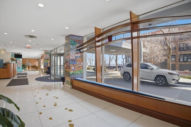 Building Photo - 6301 N Sheridan Rd