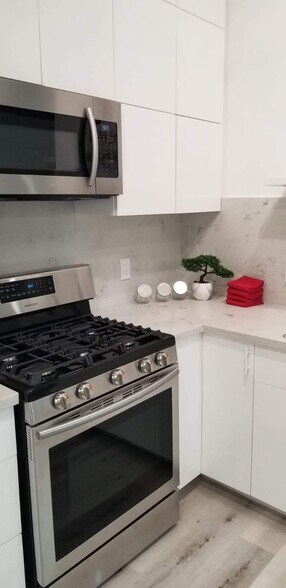 Building Photo - 6307 Calvin Ave