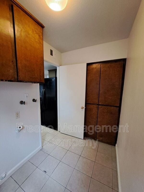 Building Photo - 4765 N Cedar Ave