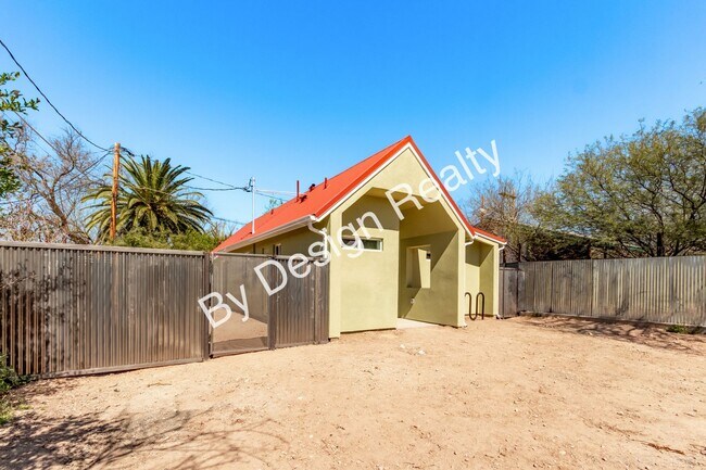 Building Photo - Modern Construction Steps from the University of Arizona