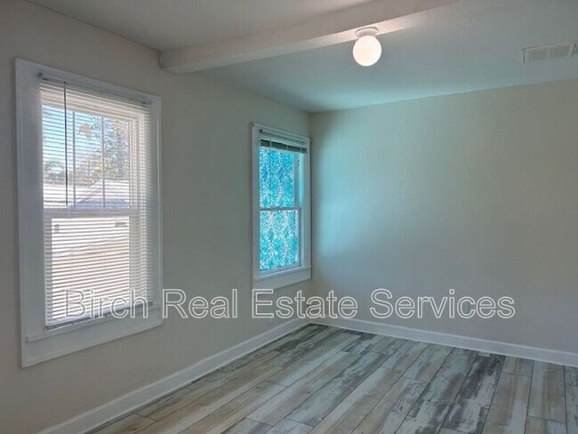 Building Photo - 837 10th Ave N