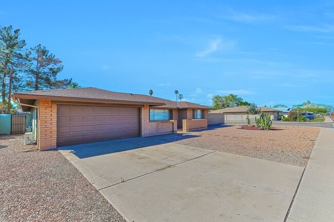 Building Photo - Spacious 6-Bedroom Pool Home Near ASU with 2-Car Garage