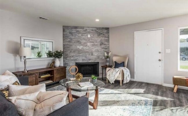 Building Photo - 3 bedrooms remodeled single level home in ...