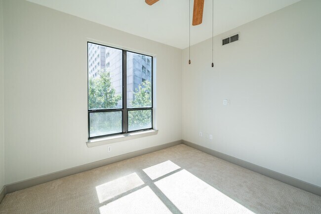 Building Photo - 1901 Post Oak Blvd