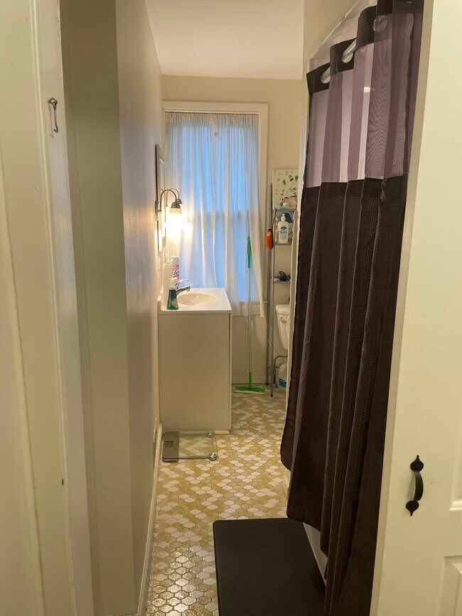 Building Photo - 108 Hasbrook Ave