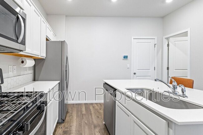 Building Photo - 876 N 18th Ave
