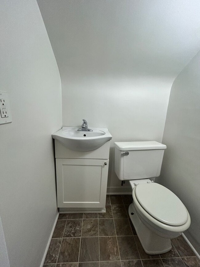 Building Photo - 270 W Pine St NE