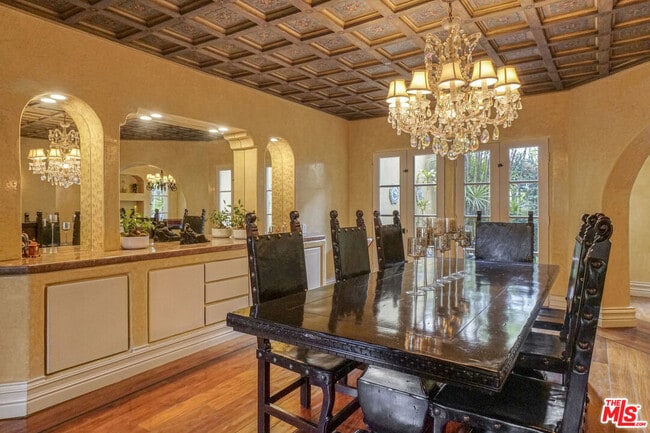 Building Photo - 707 N Bedford Dr