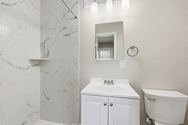 Building Photo - Colonial Heights