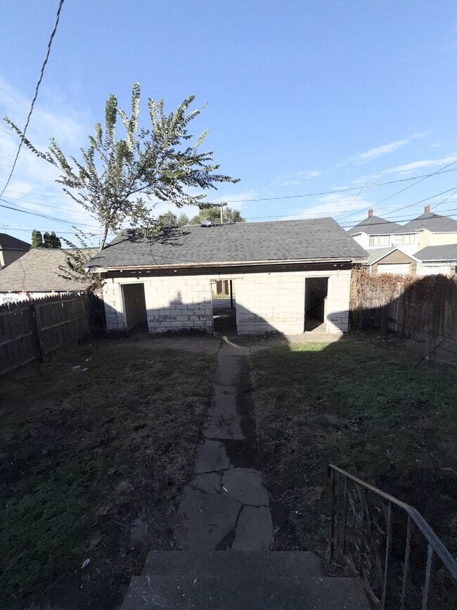 Building Photo - 1231 1/2-1409 1/2 18th Ave