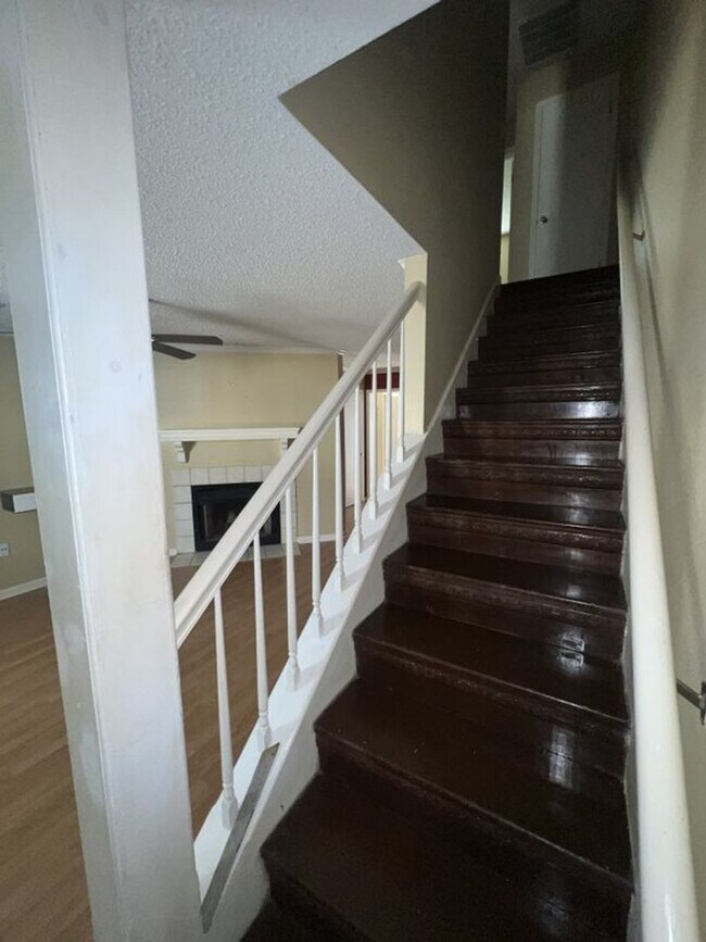 Building Photo - Beautiful 2 Bed, 2.5 Bath townhome on Jefferson Hwy