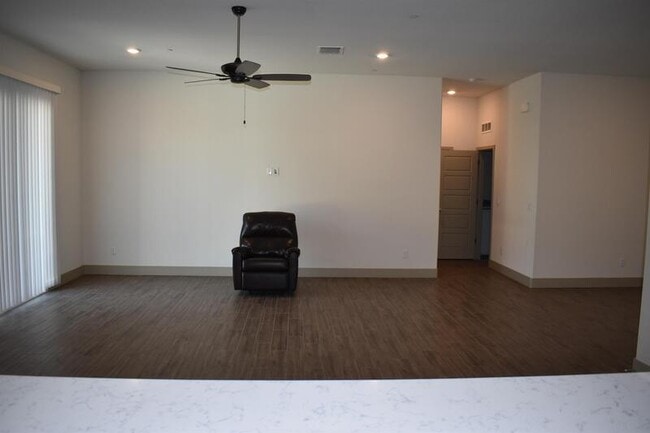 Building Photo - 2446 Bastidas Dr