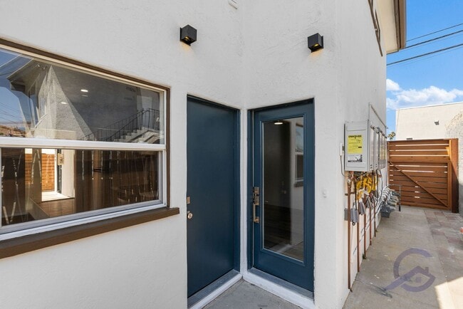Building Photo - Completely Renovated Ocean Beach 1 Bed/1 Ba