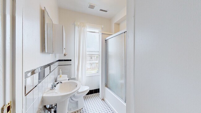 Building Photo - 6 Bedroom Apartment in Science Hill, close to downtown! (Laundry In Unit)