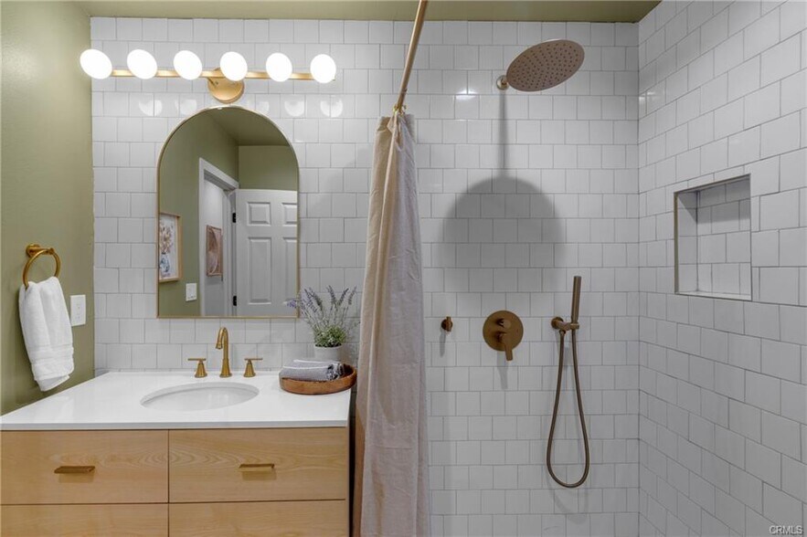 Bathroom 1 - 1123 E Ocean Blvd