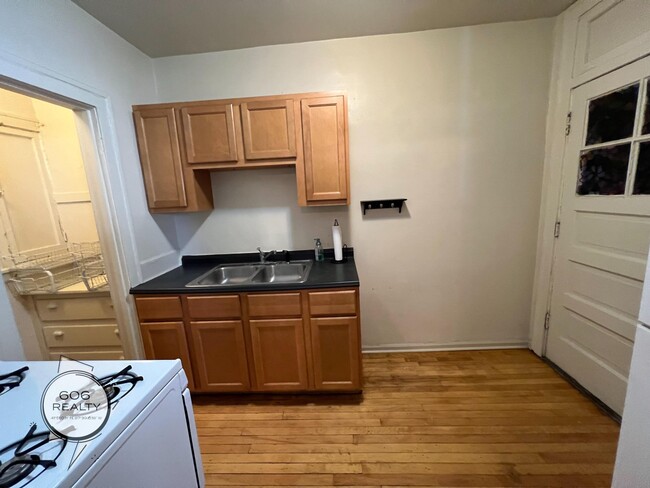 Building Photo - Bright and Sunny Forest Park Apts!