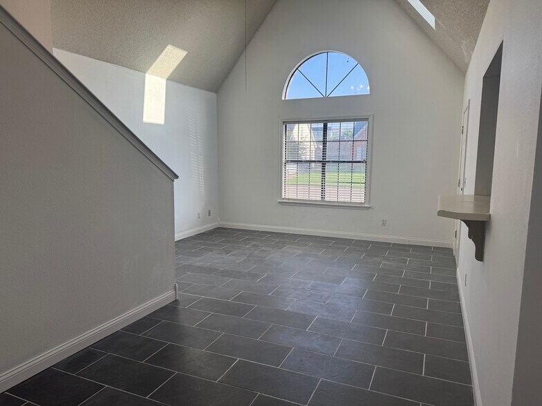Building Photo - 4517 Jamaica Pl