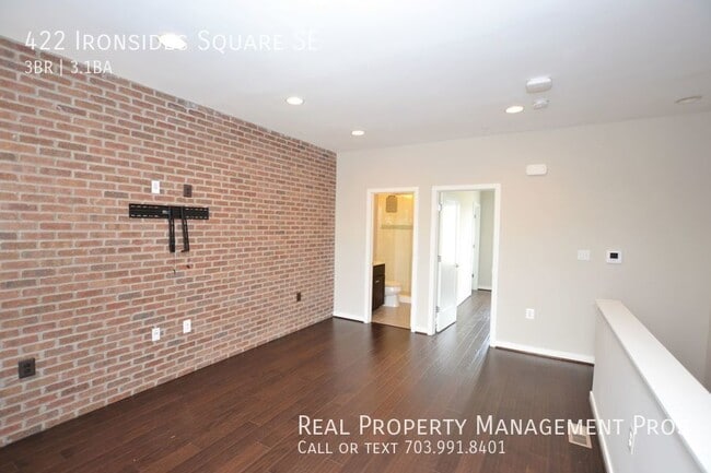 Building Photo - 422 Ironsides Square SE