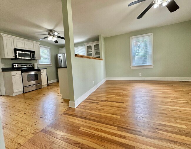 Building Photo - Nature Lovers - 3 Bed, 1 Bath Home w/ 1 Car Garage Close to Downtown Franklin