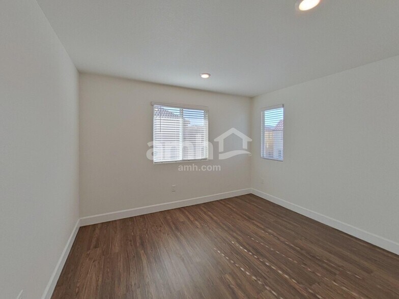 Building Photo - 696 N Water St