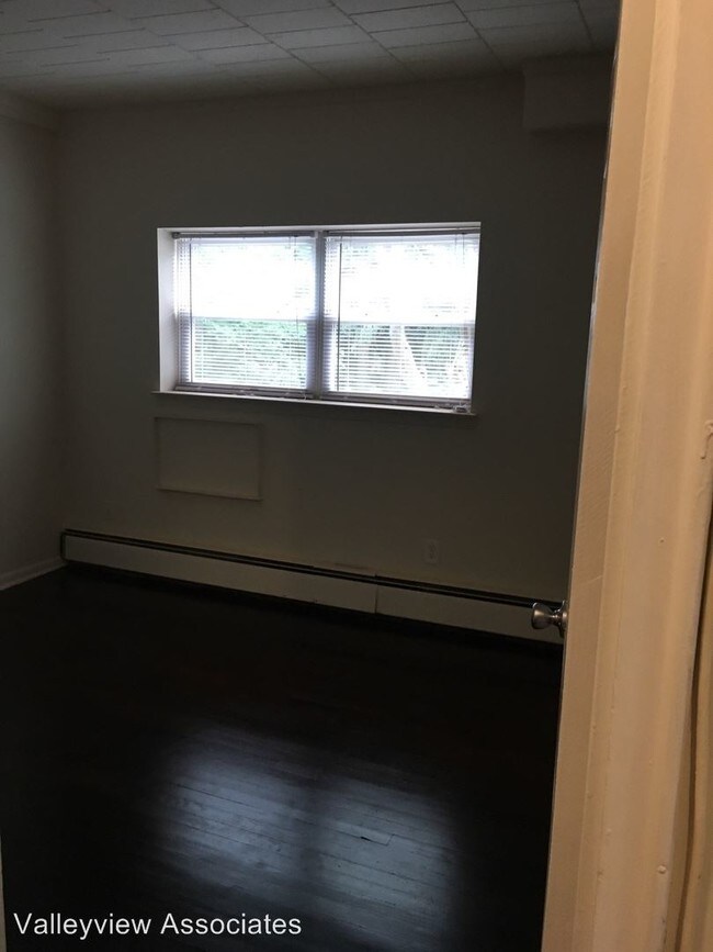 Building Photo - 15 W Funston Ave