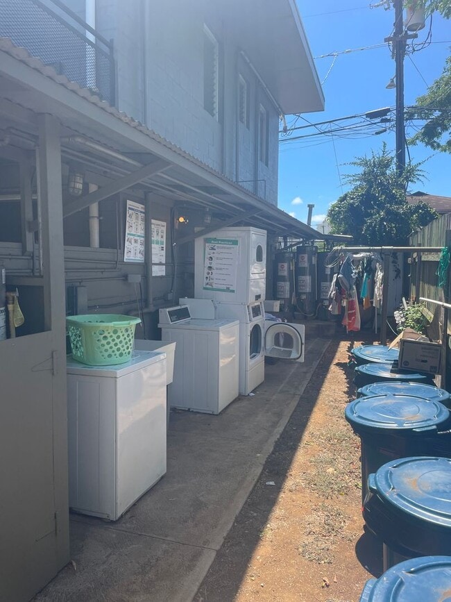 Building Photo - Moiliili/University - Hausten St - 2 Bdrm/1 Bath/No Prkg - $1600
