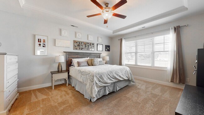 Building Photo - Large Luxe Home Hampstead