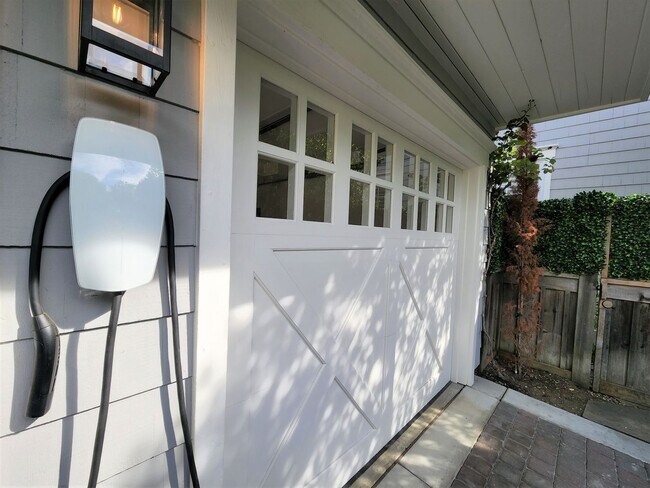 Building Photo - Updated Home Available Now in Downtown Pal...