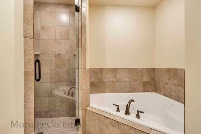Building Photo - Spacious Orem Townhouse