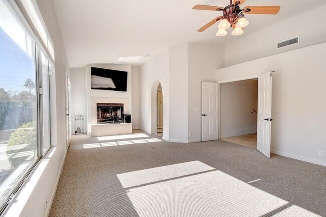 Building Photo - 5623 E Claire Dr